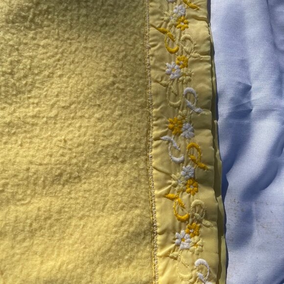 Sears Source 47 Acrylic Fleece Fuzzy Blanket Yellow Silky Edge Floral Accent Vtg - Picture 3 of 10